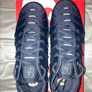 Air Vapormax plus triple black size 10.5 first come first serve will drop off!!!